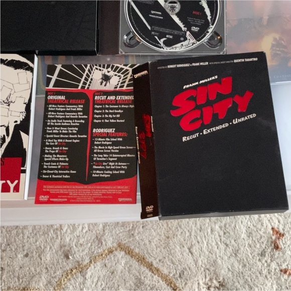 Sin City DVD Frank Miller. Everything included. Discs in excellent condition. - Picture 3 of 6